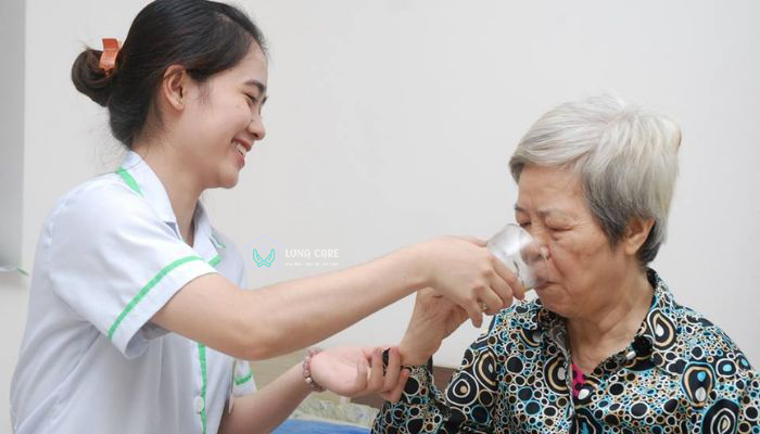 Dịch vụ gi&uacute;p việc Luna Care - Chăm s&oacute;c người bệnh